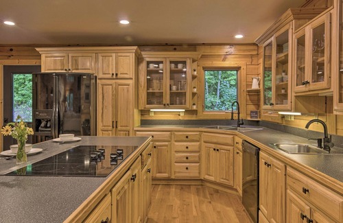 Mars Hill Cabin | 7 Mi to Ski Slopes: Mars Hill Cabin w/Hot Tub!