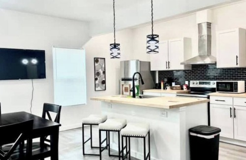 Midtown Apartment | 7 min downtown Fully renovated pet friendly