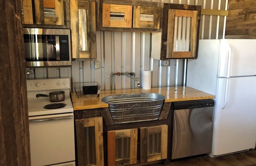Dublin Cabin | 7 min from Stephenville. 2-2 Lodging with horse accommodations. Stalls, Turnouts