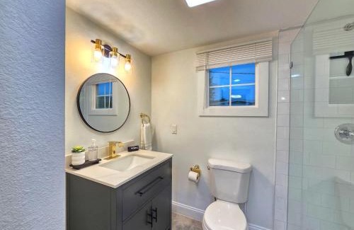 Town N County Park Apartment | 7 min from TPA Perfect for 4 with AC and a wine