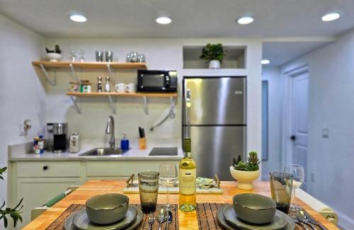 Town N County Park Apartment | 7 min from TPA Perfect for 4 with AC and a wine