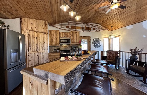 Bolivar House | 7 Min. to Downtown Bolivar- River Frontage-Remote & Relaxing, Kayaks & Hot Tub