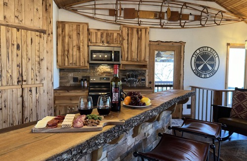 Bolivar House | 7 Min. to Downtown Bolivar- River Frontage-Remote & Relaxing, Kayaks & Hot Tub