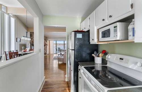 Lake Geneva Condo | 7 mins from your waterfront deck to downtown! Peaceful, private, roomy.