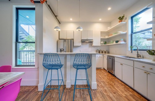 West End House | 7 Private Suites Sleeps 25 Walkable to DT!