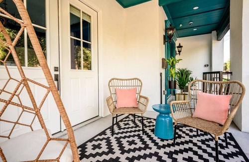 West End House | 7 Private Suites Sleeps 25 Walkable to DT!