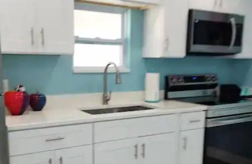 St. Petersburg - Clearwater Apartment | #70 King Bed -A- Skyway Suite Joyful