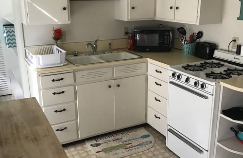 Ames House | 700 Douglas Ave, Close to Main Street, Garage!