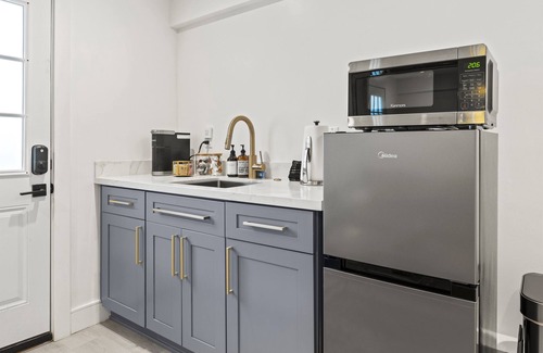 Bayview House | 700+Mbps Wifi | Downstairs Space | Backyard BBQ