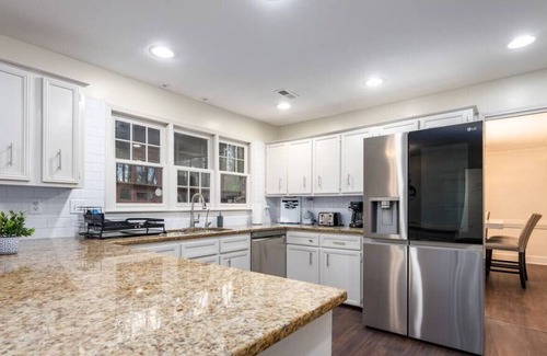 Huntsville House | 712 Forrest Heights · 7BR Home/4000 Sq ft/Sleeps 14