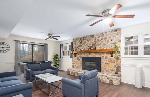 Huntsville House | 712 Forrest Heights · 7BR Home/4000 Sq ft/Sleeps 14