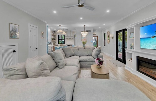 Midtown House | *73 PALMS @ MIDTOWN* Renovated Home & Pool + LAST KEY SERVICES…