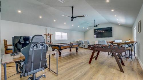 Palma Sola House | 75 Palms! Sleeps 23! Luxury 1 acre lot Pool and Spa, Putting Green & Game Room!