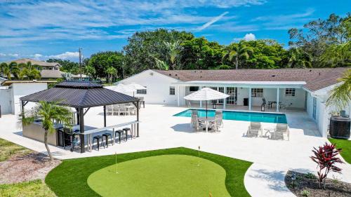 Palma Sola House | 75 Palms! Sleeps 23! Luxury 1 acre lot Pool and Spa, Putting Green & Game Room!