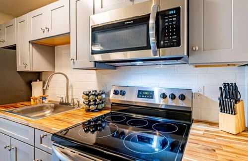 Northeast Heights Apartment | 760 On The Blvd Studio 22 overlooking Nobhill