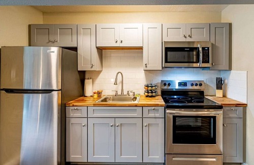 Northeast Heights Apartment | 760 On The Blvd Studio 22 overlooking Nobhill
