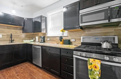 Greater Grand Crossing Apartment | 7614 St. Lawrence · 2 BR w Private Parking & Yard - btw I-90 & I-94