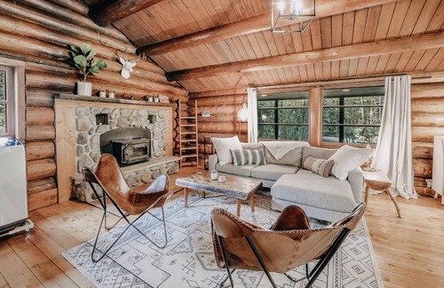 Warnick Cabin | 76GS - Genuine Log Cabin - WIFI - Pets Ok - Sleeps 4