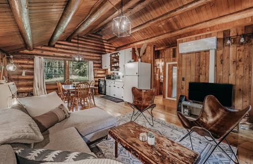 Warnick Cabin | 76GS - Genuine Log Cabin - WIFI - Pets Ok - Sleeps 4