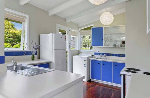 Rainbow Point House | 79 Rainbow · Kiwiana Cottage 1 minute walk to the lake