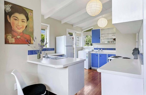 Rainbow Point House | 79 Rainbow · Kiwiana Cottage 1 minute walk to the lake