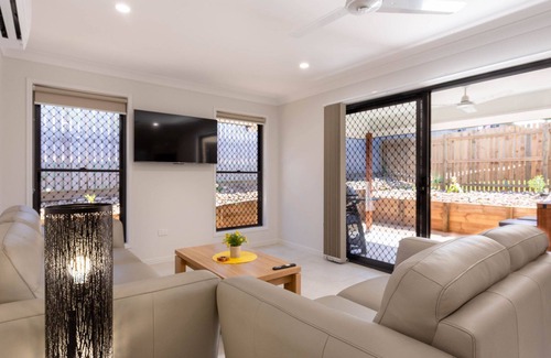 Taroomball House | 7A Lakeside Dve - Duplex just a short drive to everything