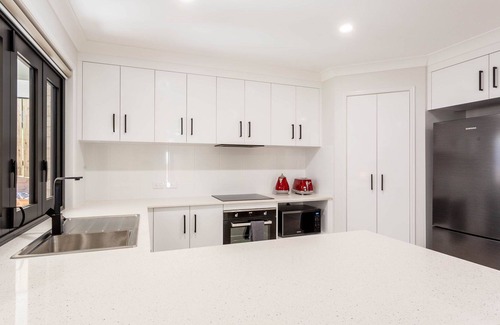 Taroomball House | 7B Lakeside Dve - The Bee's Knees!