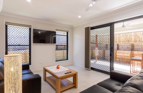 Taroomball House | 7B Lakeside Dve - The Bee's Knees!