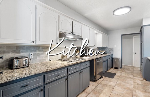 Central Oklahoma City House | 7B Spacious Retreat Sleeps 16 I Rainshower I 8B I 3.5BA I Pool Table I Beautifully Designed Interior