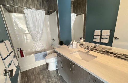 Northwest Edmonton House | 7BDRM Family Friendly 3Car Garage Home >Sleeps16