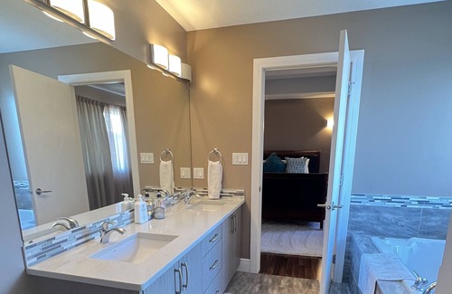 Northwest Edmonton House | 7BDRM Family Friendly 3Car Garage Home >Sleeps16