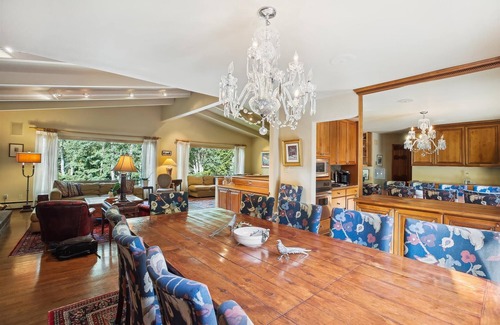 Aspen House | 7BR Aspen Estate – Mountain Views, Hot Tub & Fireplaces!