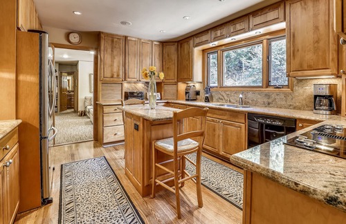 Aspen House | 7BR Aspen Estate – Mountain Views, Hot Tub & Fireplaces!