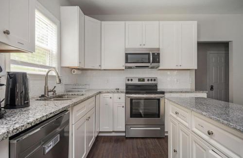 Church Street House | 7BR - Family Friendly Stay - 10 mins from Airport