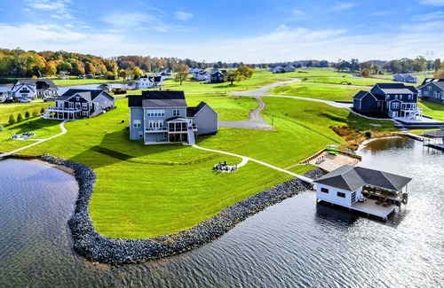 Mineral House | 7BR Private Pointe Lakefront Lake Anna Beach, Dock