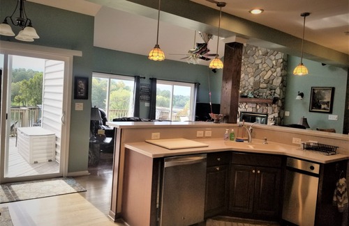 Livingston House | 7BR wf,hot tub,beach,kayaks,public side,pets, August special-book 2; get 1 free