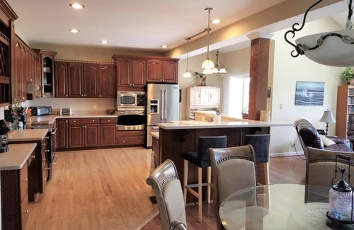 Livingston House | 7BR wf,hot tub,beach,kayaks,public side,pets, August special-book 2; get 1 free