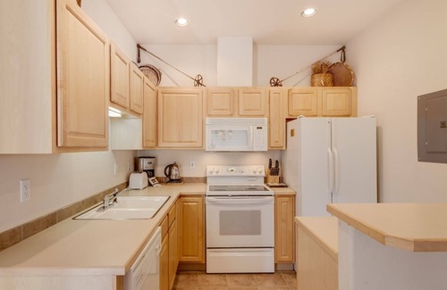 Breckenridge House | 7th Night FREE! Quiet|Sunny End Unit w/Fireplace|Private Patios|BBQ|Shuttle|Gondola Close By