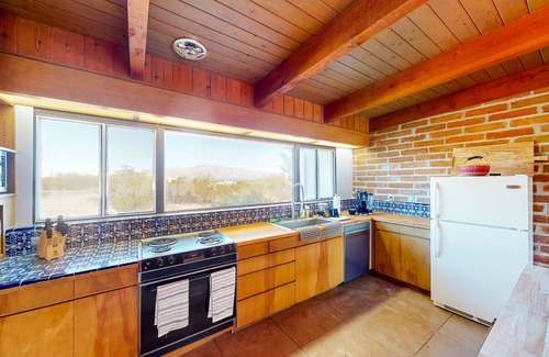 Tucson House | 8-acre desert retreat with amazing views, private outdoor living, AC & W/D