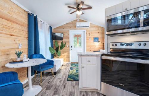 Guntersville Apartment | 8 All Decked Out, Luxury Tiny House, Boat Parking Mins to Lake Guntersville, Downtown