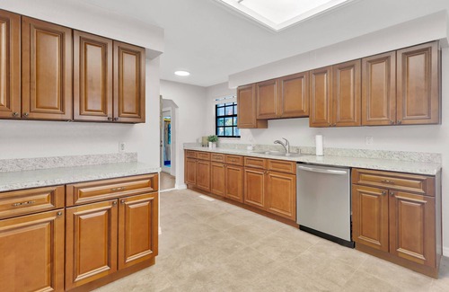 Allen's Ridge House | 8 BDRM Mansion. 10 MN to Honeymoon Island Beach