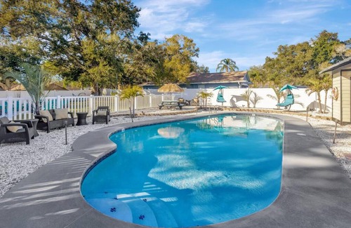 Allen's Ridge House | 8 BDRM Mansion. 10 MN to Honeymoon Island Beach