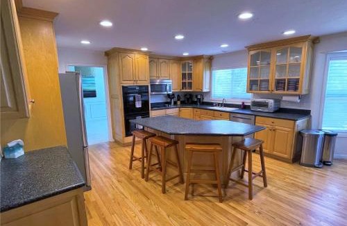 Sandy House | 8-Bedroom Home Near the Foot of the Rocky Mountains