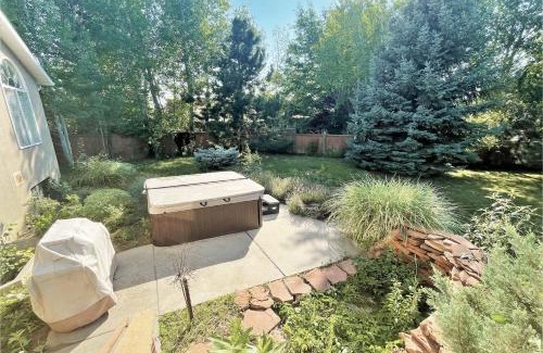 Sandy House | 8-Bedroom Home Near the Foot of the Rocky Mountains