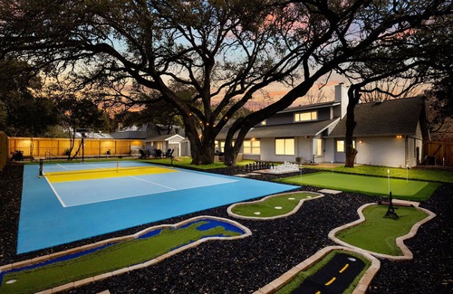 North San Antonio - SAT House | 8 Bedroom~Pickleball~Heated Pool~Sleeps 22~.5 acre~ Hot Tub~Game Room Mini Golf