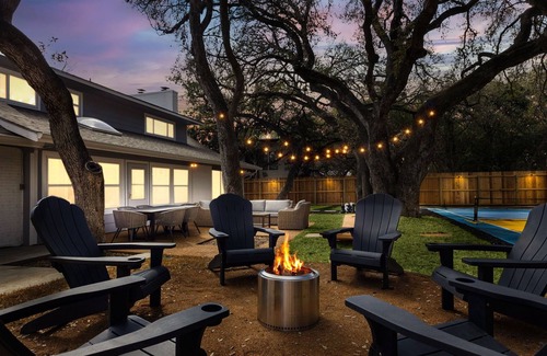 North San Antonio - SAT House | 8 Bedroom~Pickleball~Heated Pool~Sleeps 22~.5 acre~ Hot Tub~Game Room Mini Golf