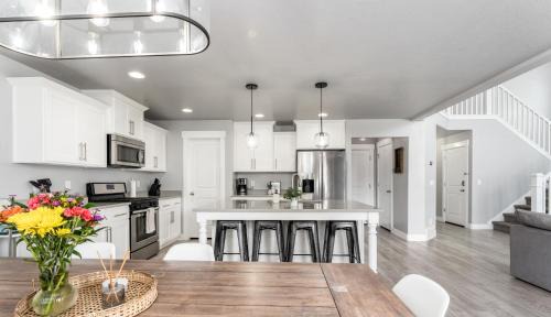 Saratoga Springs House | 8 Beds 2 Full Kitchens Fenced HUGE Yard & Parks!