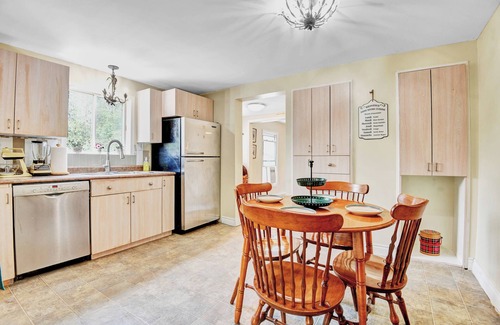 South Stormont House | 8 Beds & 4 Bath - Entire Home with Parking for 10 cars - 1 Hr Montreal & Ottawa