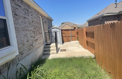 Round Rock House | 8 Beds & 4 FULL Baths 2 Kitchens ATTN:CREWS Samsung Adjacent - LARGE Newer Home!