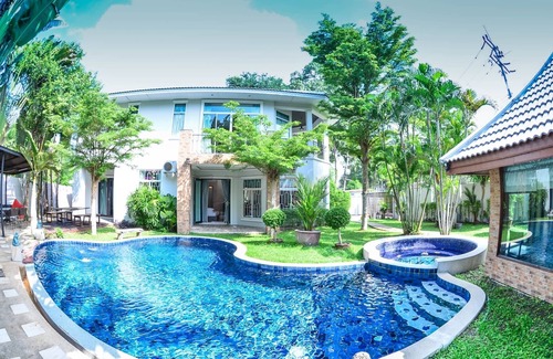 Na Chom Thian Villa | 8 Beds Tawanron Villa with private pool.